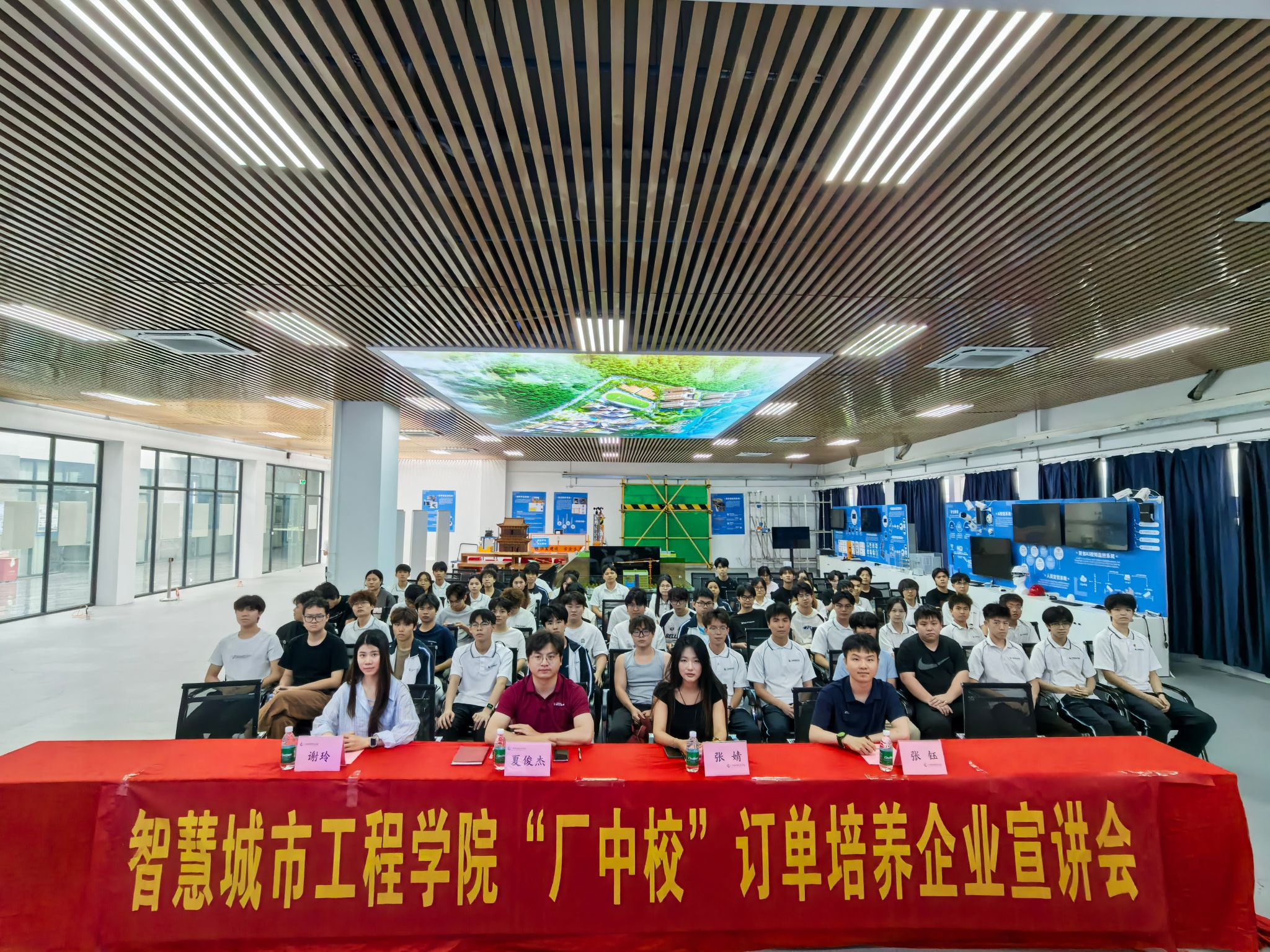 主持人杨欢源介绍到场嘉宾及活动背景